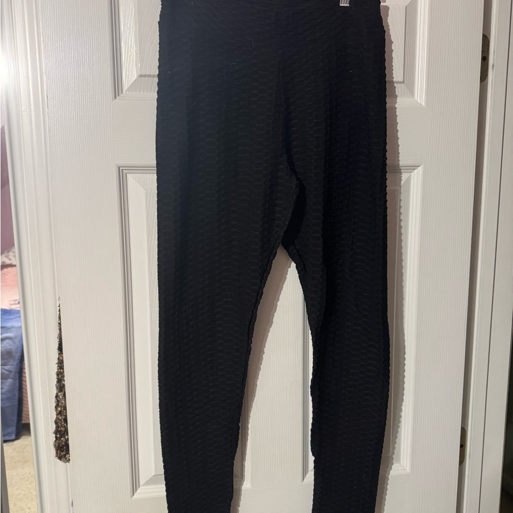Enhancing Black Textured Leggings